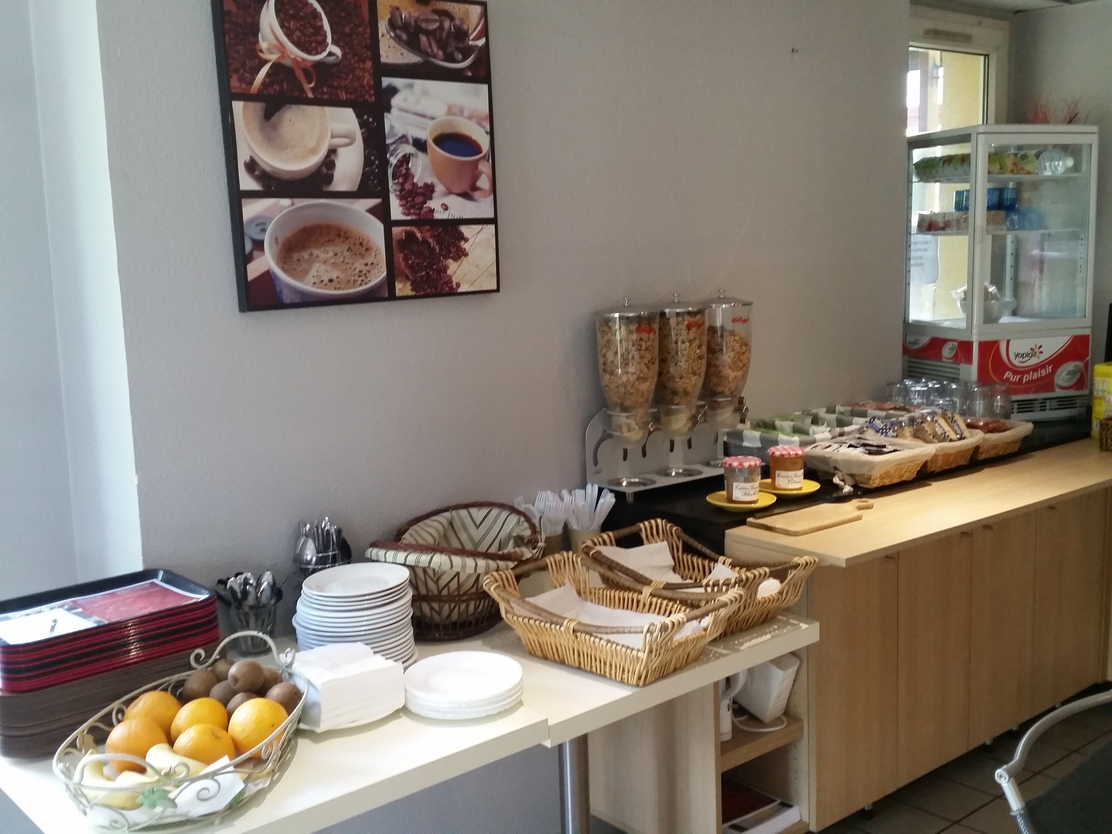 Petit déjeuner buffet (6 EUR par personne)