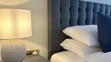 奢华开间套房, 花园景观 | 高档床上用品、熨斗/熨衣板、免费 WiFi、床单