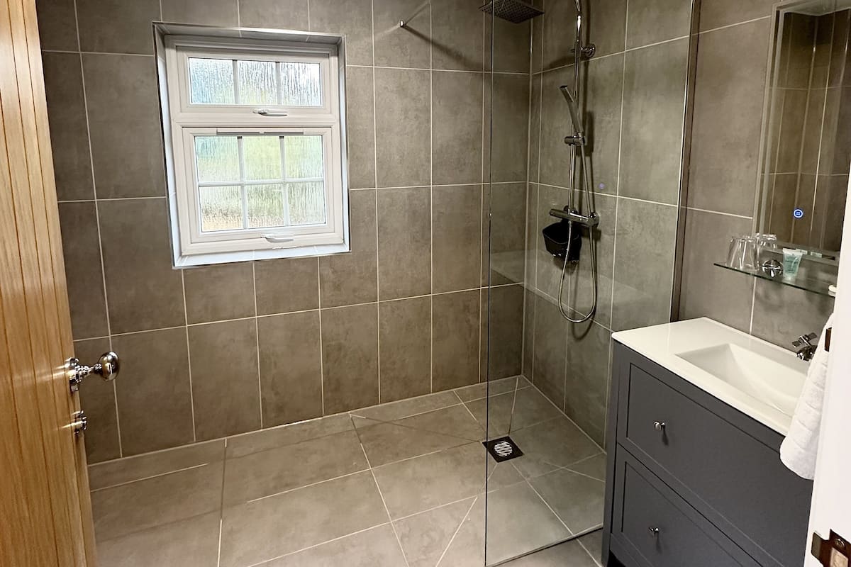 luxury studio suite, garden view | bathroom | shower, rainfall showerhead, free toiletries, hair dryer