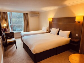 Family Room | Desk, iron/ironing board, free WiFi, bed sheets - Gainsborough House Hotel (Kidderminster)