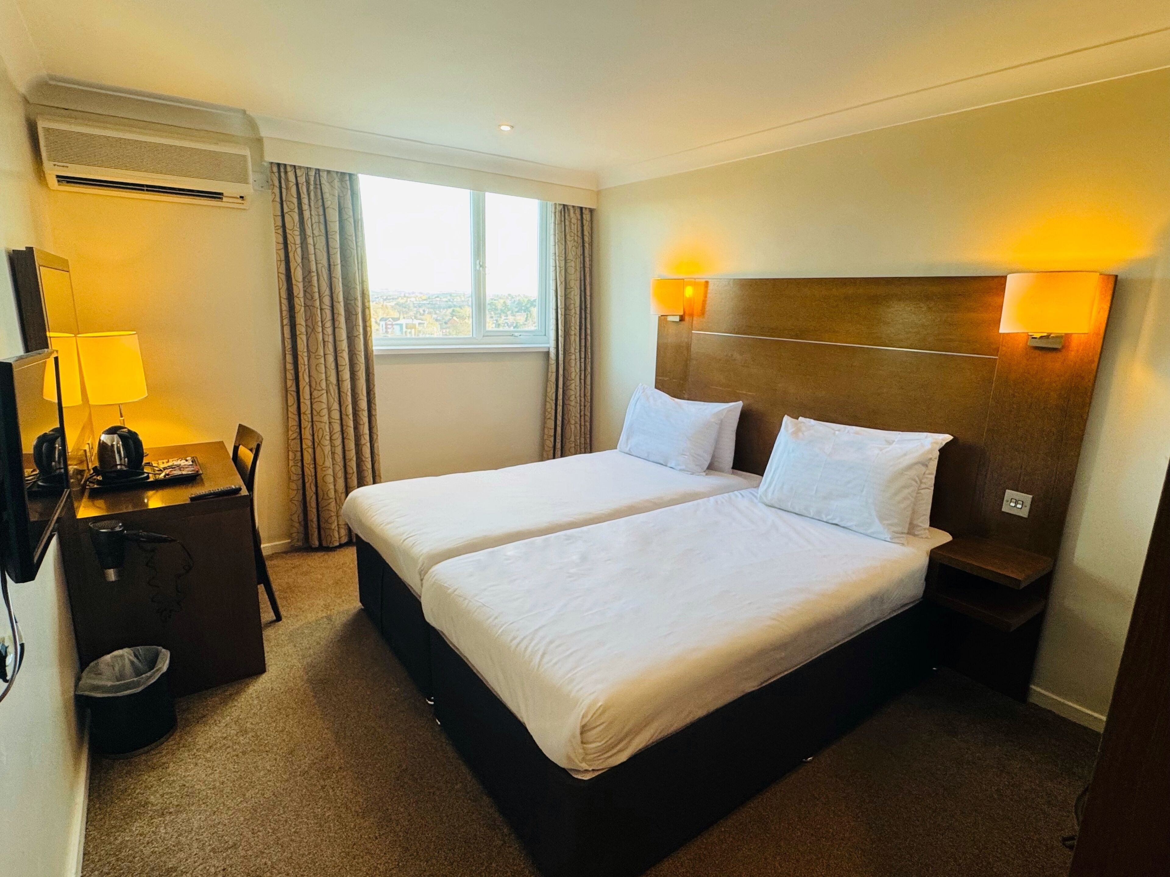 Habitación con 2 camas individuales | Escritorio, tabla de planchar con plancha, wifi gratis y ropa de cama 