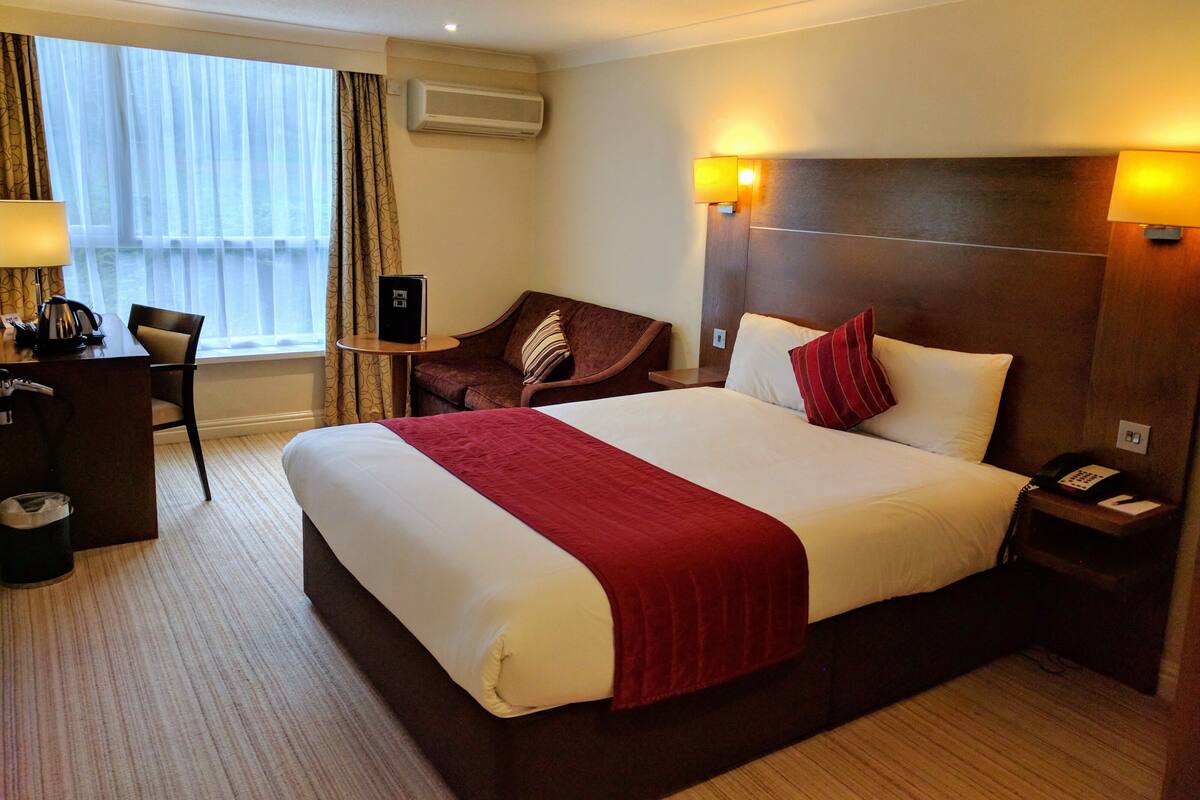 Suite | Desk, iron/ironing board, WiFi (free), alarm clocks