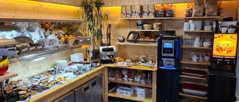 Petit déjeuner buffet (10.90 EUR par personne)