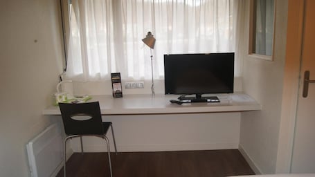 Desk, soundproofing, free WiFi, bed sheets. The Originals Access, Hôtel Foix