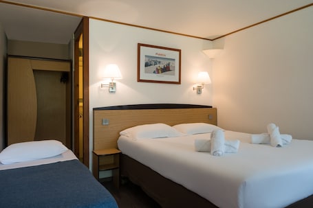 Desk, soundproofing, free WiFi, bed sheets