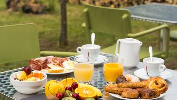 Se ofrece un desayuno bufé (10.90 EUR por persona)