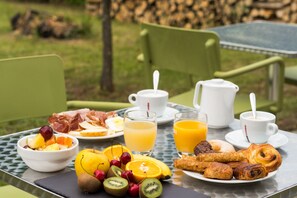 Daily buffet breakfast (EUR 10.90 per person)