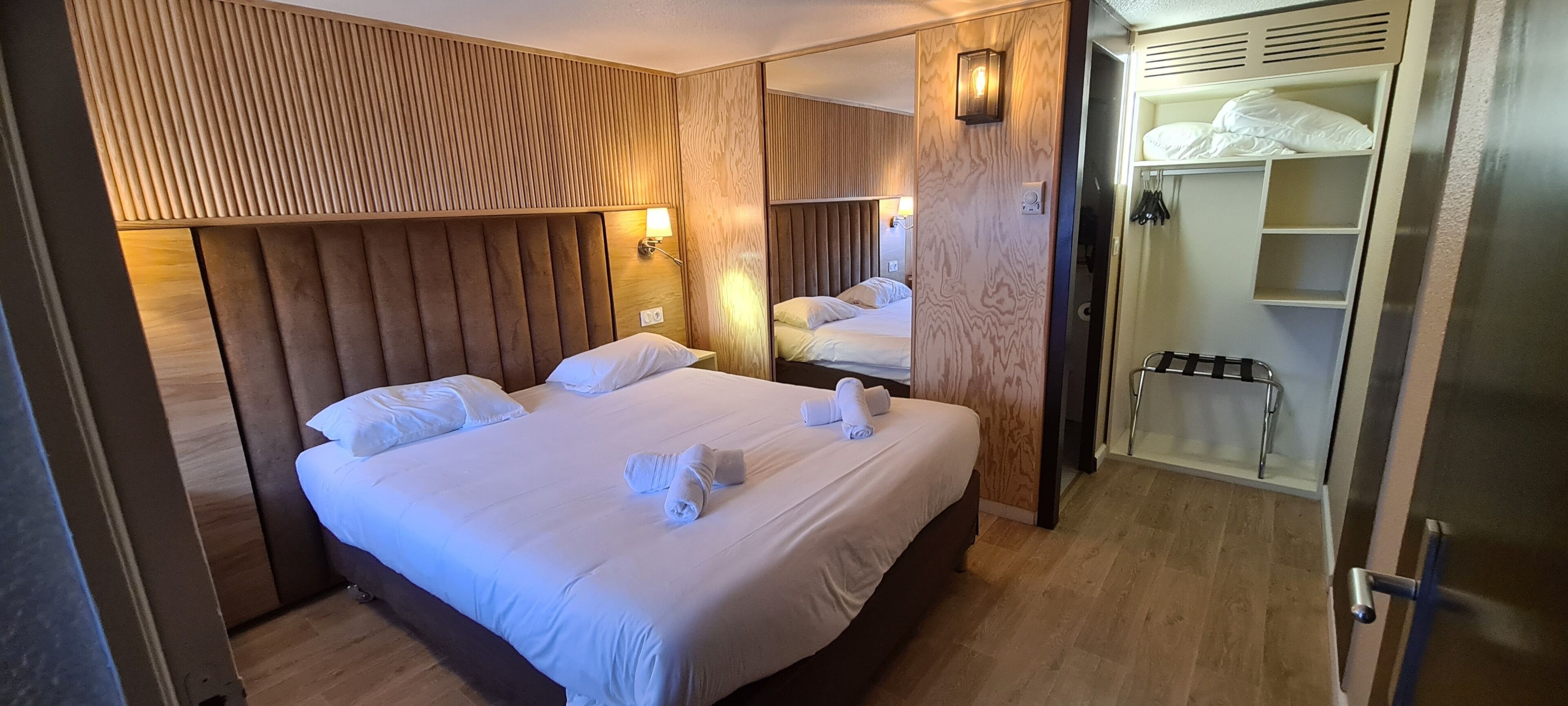 Desk, soundproofing, free WiFi, bed sheets