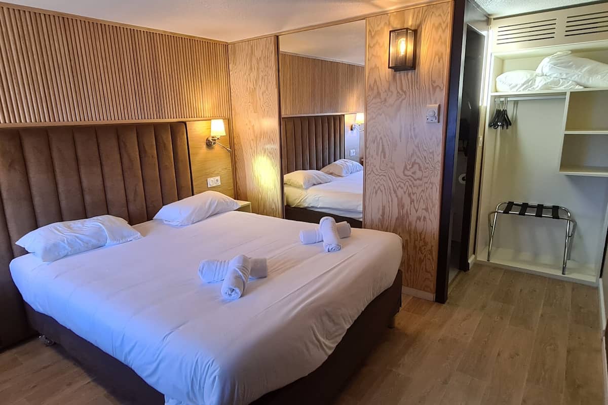 Desk, soundproofing, WiFi (free), bed sheets
