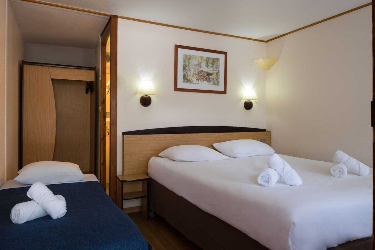 Desk, soundproofing, WiFi (free), bed sheets