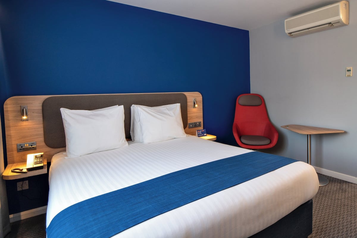 1 bedroom, hypo-allergenic bedding, desk, laptop workspace