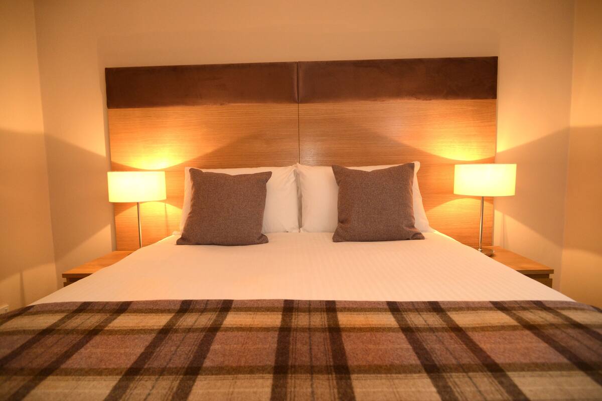 In-room safe, WiFi (free), alarm clocks, bed sheets