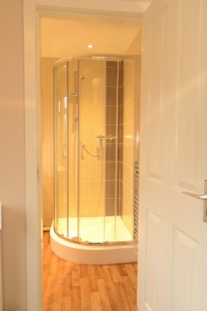 Shower, free toiletries, hair dryer, towels - The Acarsaid (Pitlochry)