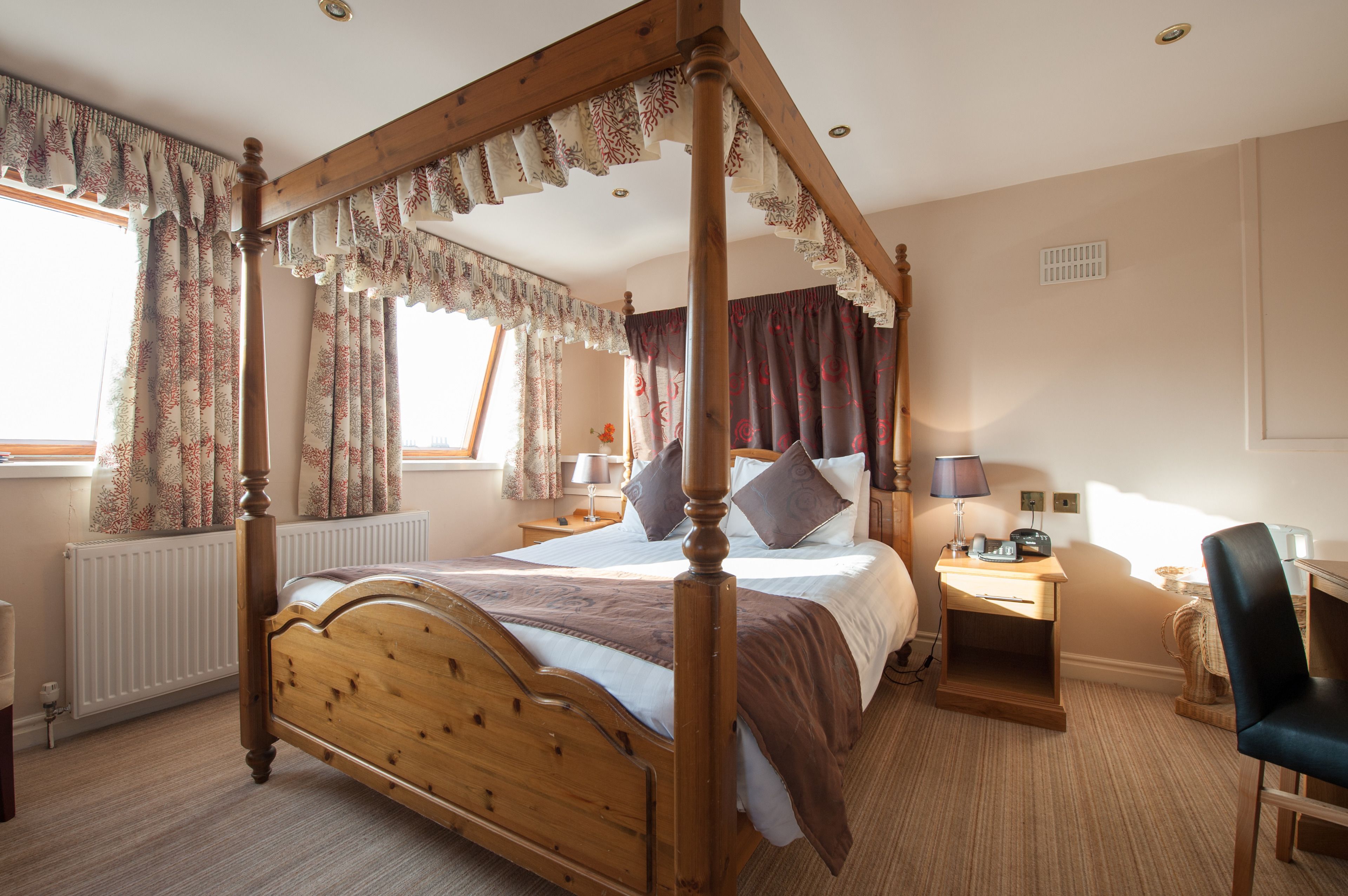 double room | individually decorated, individually furnished, desk, blackout curtains