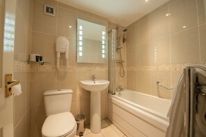 Duschwanne, kostenlose Toilettenartikel, Haartrockner, Handtücher