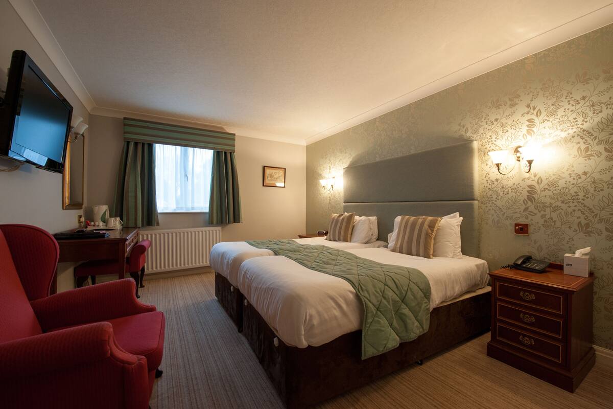 double room | individually decorated, individually furnished, desk, blackout curtains