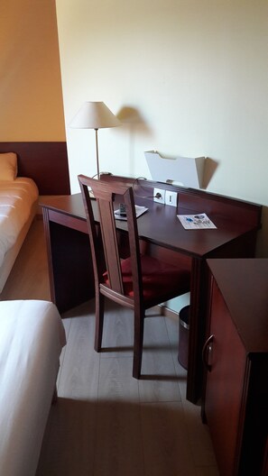 Comfort Triple Room | Living area | 48-cm flat-screen TV with digital channels, TV - Hotel Crocus Caen Memorial (Caen)