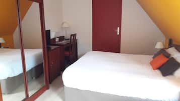 Une chambre à coucher avec un lit, un bureau et une armoire.