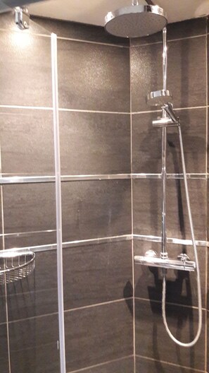 Habitación superior con 1 cama doble o 2 individuales | Ducha del cuarto de baño