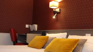 Quarto casal ou duplo econômico, vários quartos | Escrivaninha, cortinas blackout, Wi-Fi de cortesia, roupa de cama