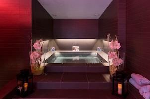 Indoor spa tub