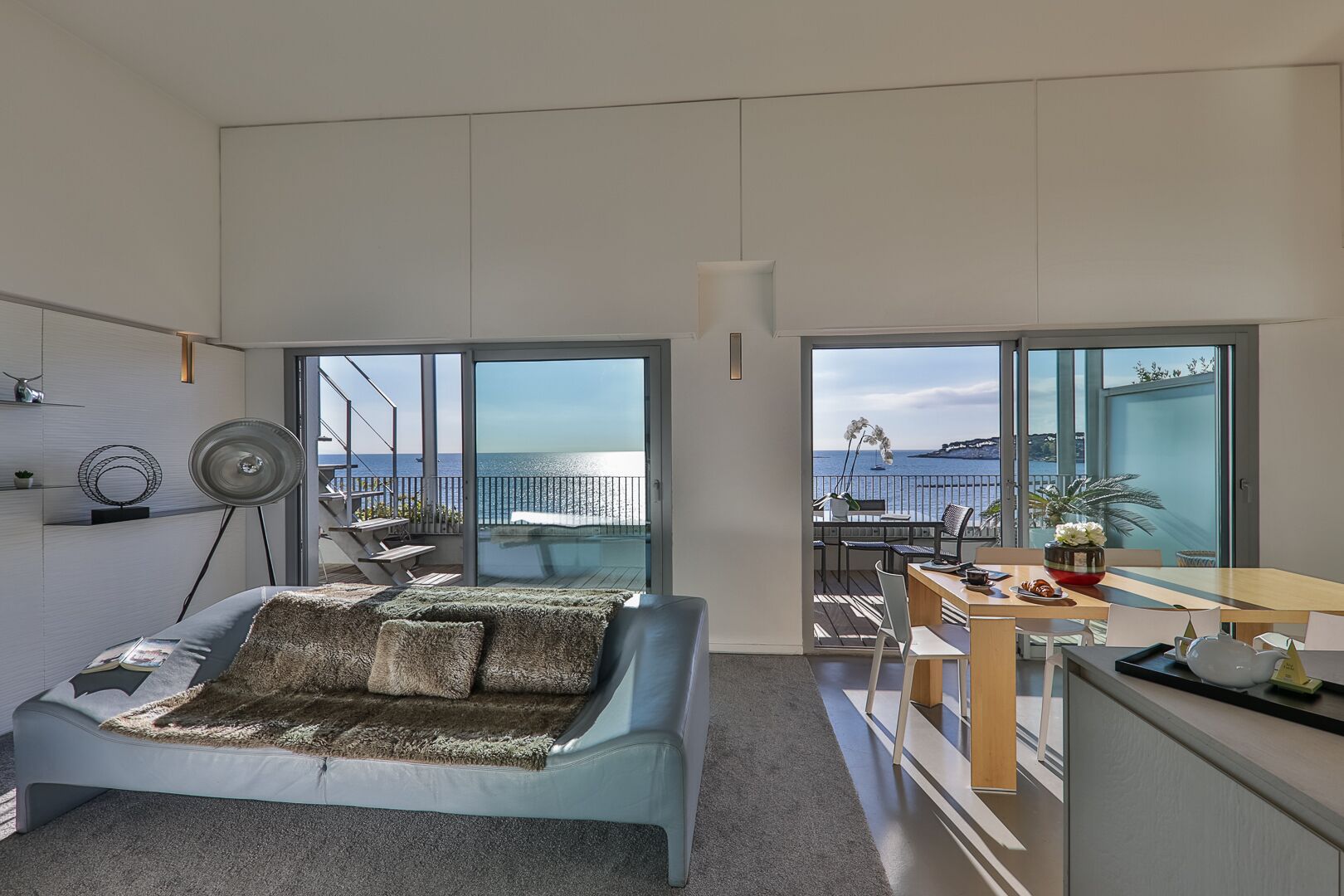 Een 80-cm flatscreentelevisie met digitale zenders en televisie