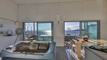 Een 80-cm flatscreentelevisie met digitale zenders en televisie