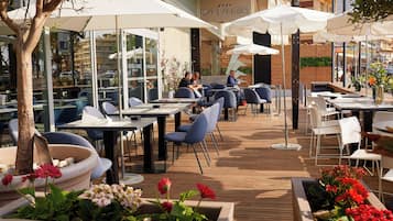 Café da manhã com buffet todos os dias (EUR 26 por pessoa)