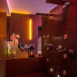 Een sauna, een bubbelbad, een stoombad, lichaamsbehandelingen