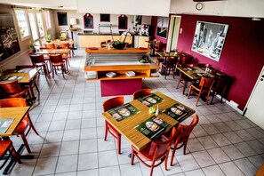 Petit déjeuner buffet servi tous les jours en supplément