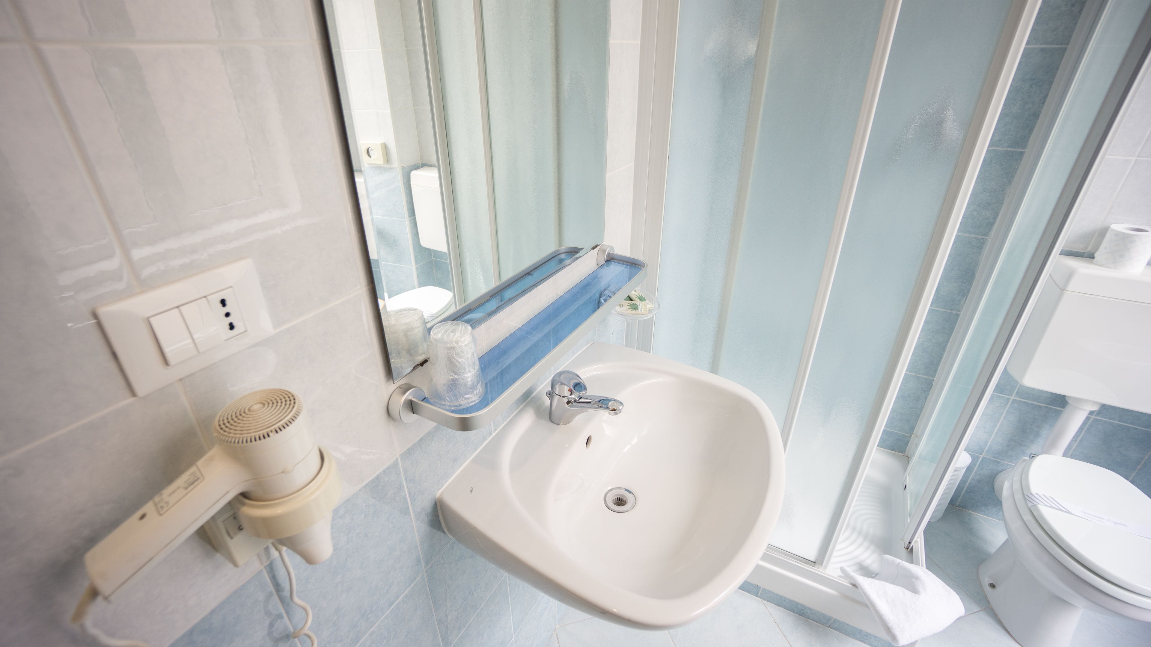 superior single room, 1 large single bed, ensuite | bathroom | shower, free toiletries, hair dryer, bidet
