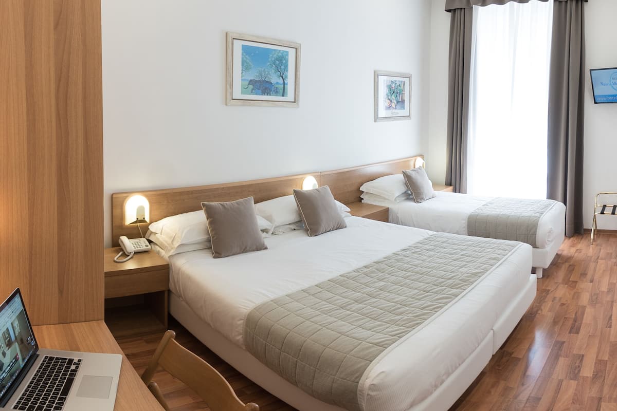 Superior driepersoonskamer, 1 slaapkamer, en-suite badkamer | Een bureau, een laptopwerkplek, gratis wifi, beddengoed