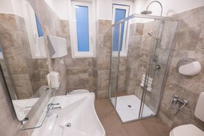 Bruser, gratis toiletartikler, hårtørrer, bidet