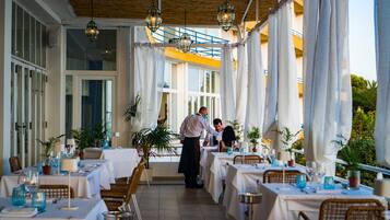 Mittagessen, Abendessen, italienische Küche, Blick auf den Strand