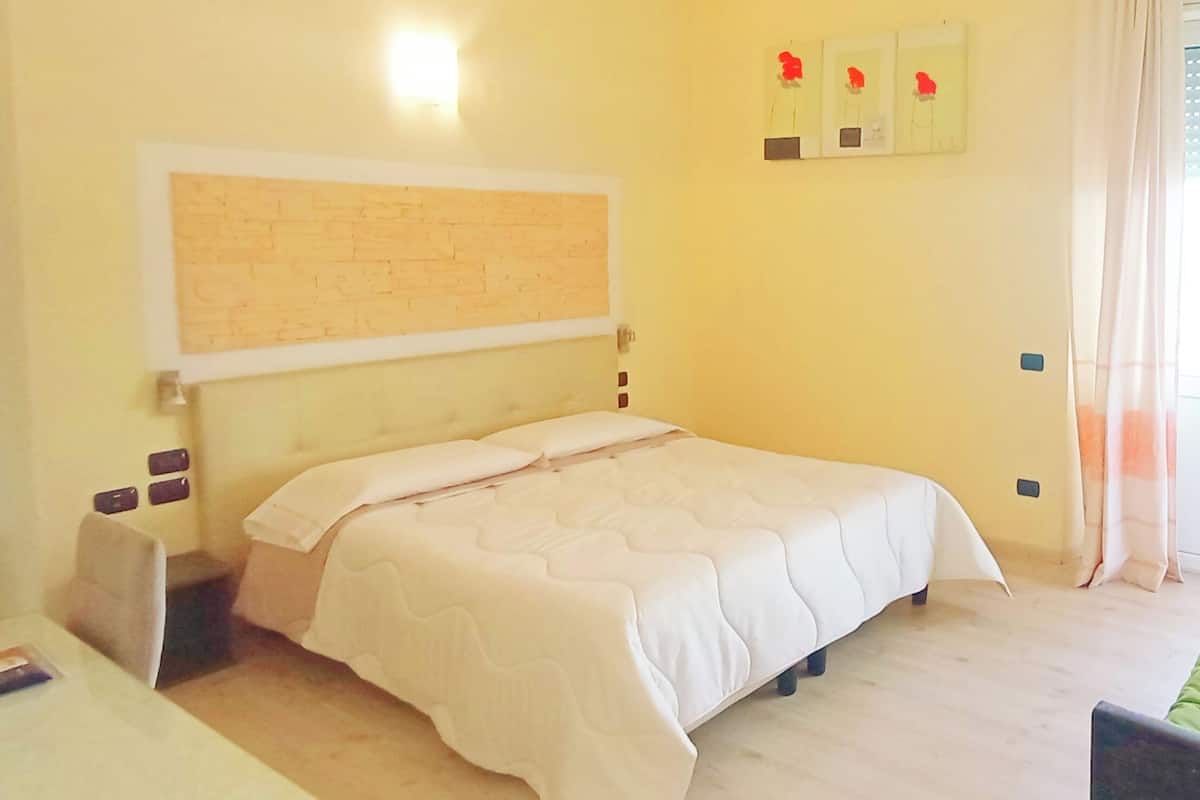 In-room safe, desk, iron/ironing board, free WiFi