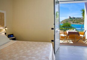 Deluxe Double Room, Sea View | In-room safe, desk, iron/ironing board, free WiFi