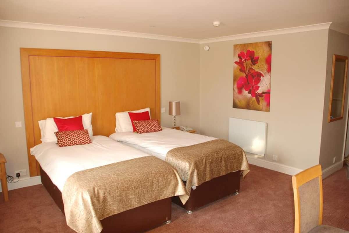 Premier Twin Room | Premium bedding, individually decorated, individually furnished, desk