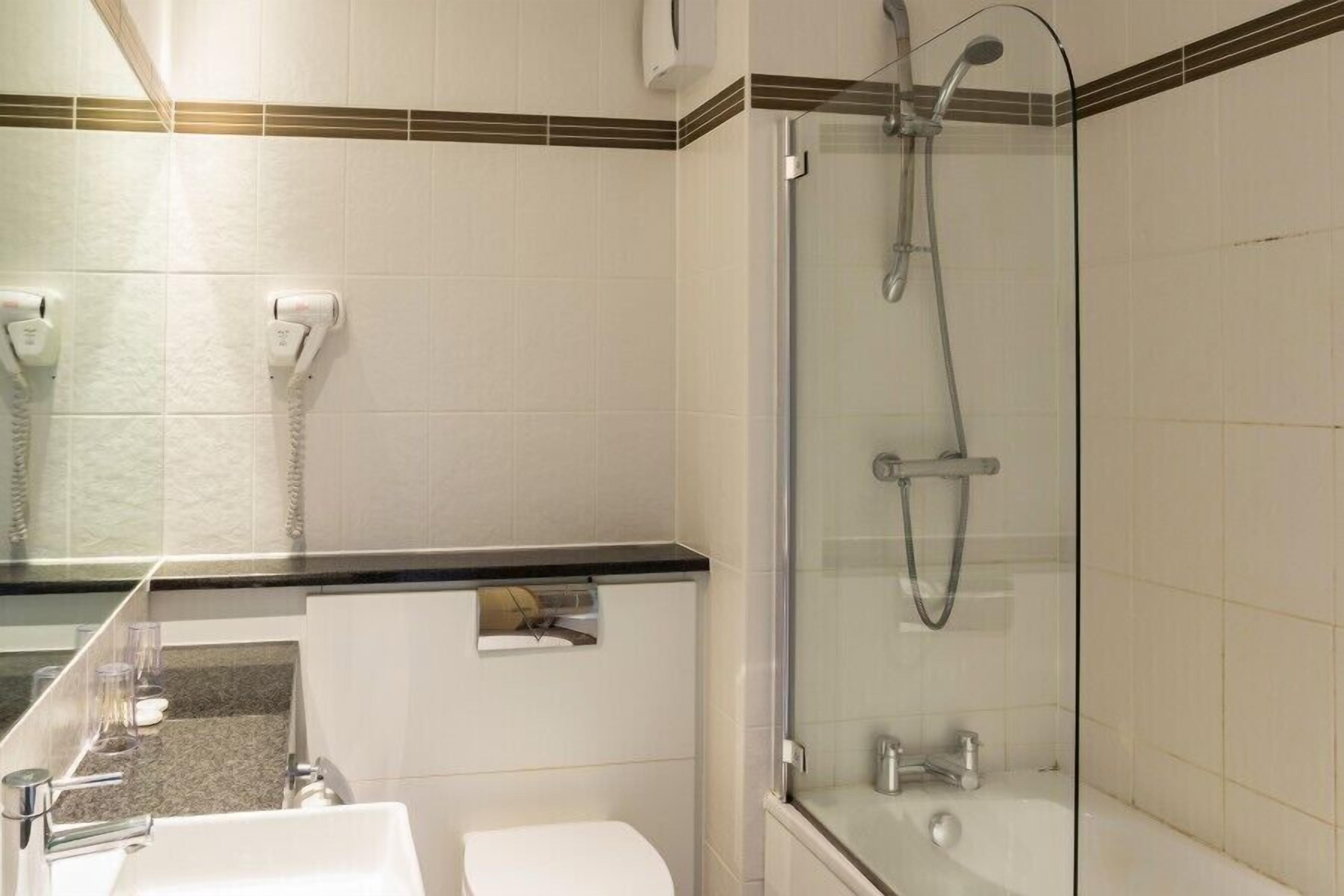 standard double room | bathroom | combined shower/bathtub, designer toiletries, hair dryer, towels