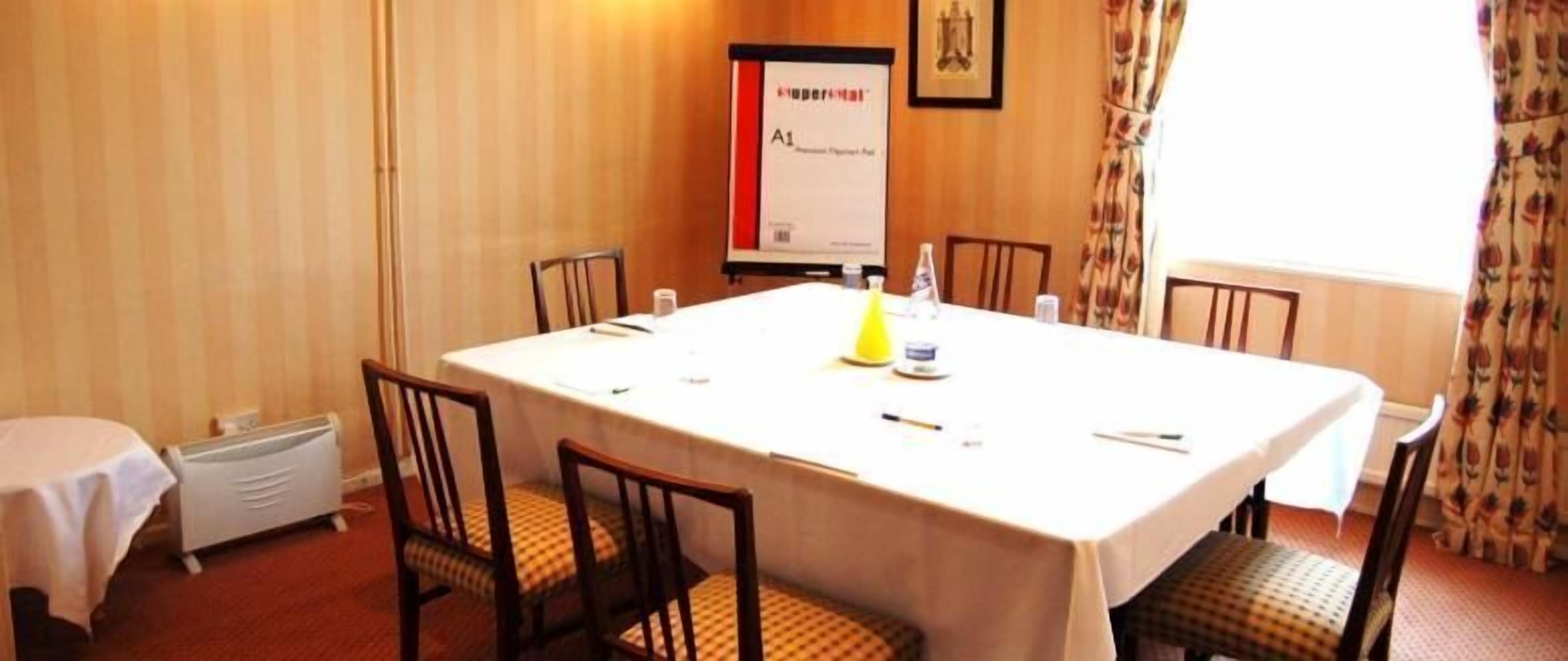 2 restaurants, lunch served