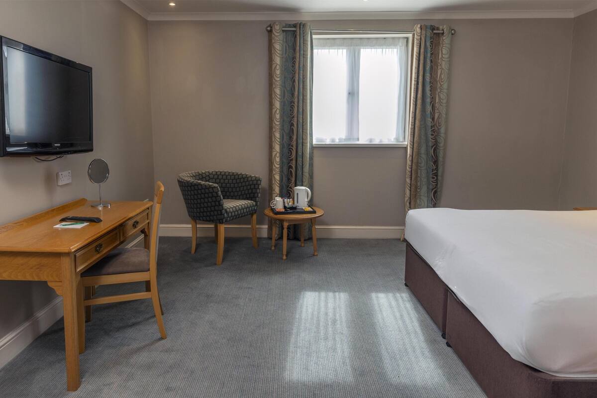 Premium bedding, desk, blackout drapes, iron/ironing board (on request)