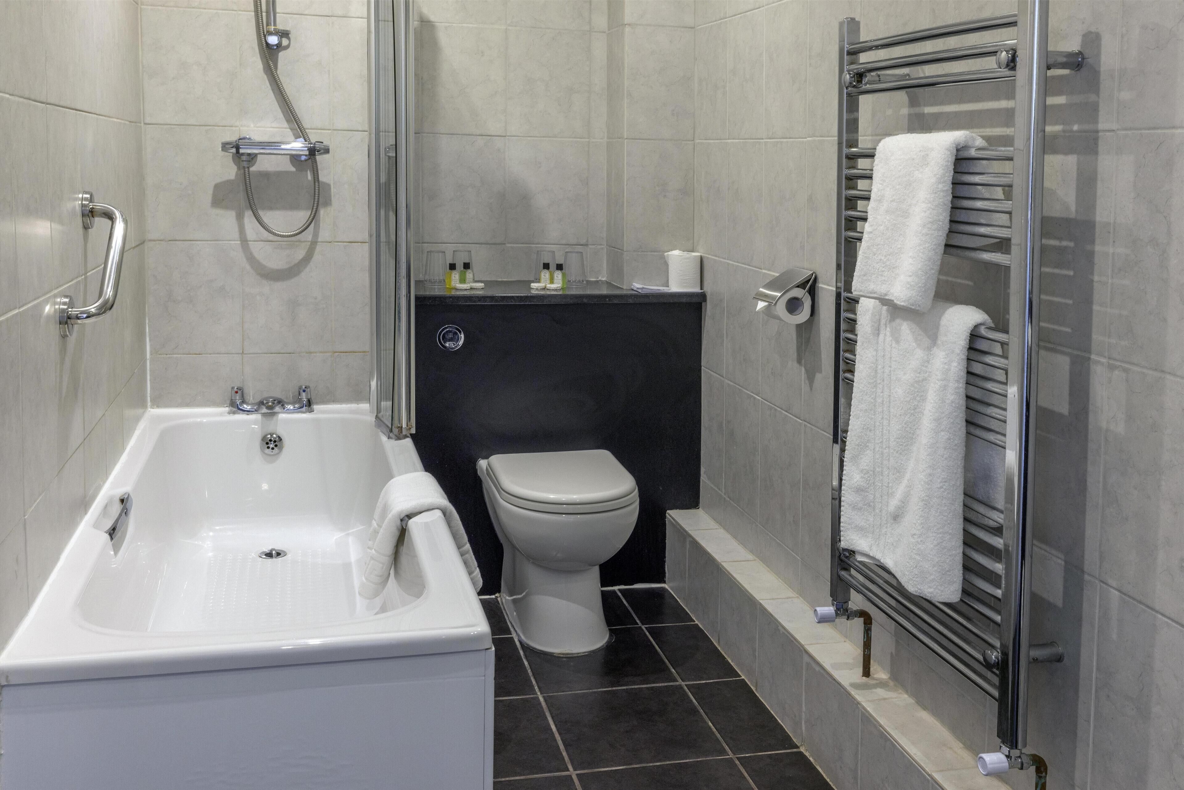 Premier Room, 2 Katil Bujang (Single), Non Smoking | Bilik Mandi | Gabungan pancuran/tab mandi, kelengkapan dandanan diri berjenama 