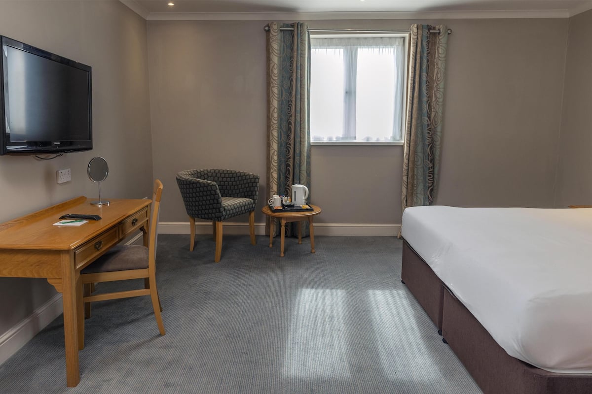 Premier Room, 1 King Bed, Non Smoking | Premium bedding, desk, blackout drapes, iron/ironing board (on request)