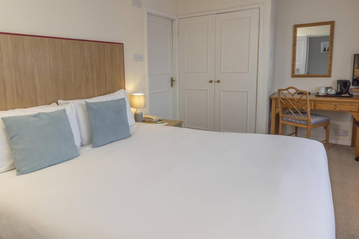 Standard Room, 1 Double Bed, Non Smoking | Premium bedding, desk, blackout drapes, iron/ironing board (on request)