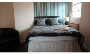 Deluxe Double Room, Ensuite | Individually decorated, individually furnished, iron/ironing board - The Three Horseshoes - Inn (Milton Keynes)