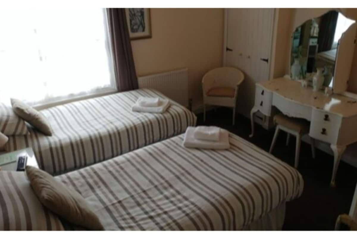 Chambre Standard avec lits jumeaux, salle de bains commune