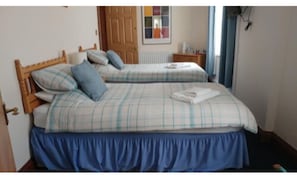 Deluxe Twin Room, Ensuite | Individually decorated, individually furnished, iron/ironing board - The Three Horseshoes - Inn (Milton Keynes)