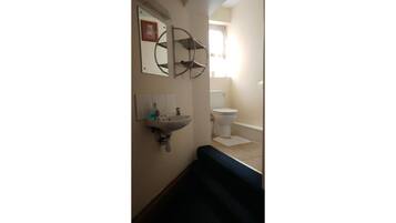 Shower, pengering rambut, dan handuk