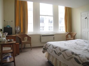 Desk, iron/ironing board, free WiFi, bed sheets - ML Lodge (Cardiff)