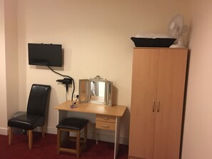 Comfort Quadruple Room, 1 Bedroom | Room amenity - ML Lodge (Cardiff)