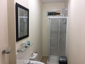Chambre Quadruple Confort, 1 chambre | Douche de la salle de bain